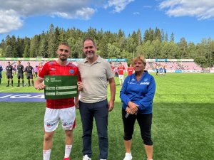 Gir månedens spiller-premien til gåfotballen for demente