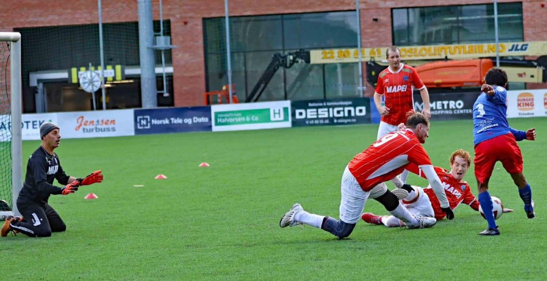 INNSATS: Sjekk hvordan KIL-spillerne legger stolthet i å jobbe for hverandre og forsvare målet!