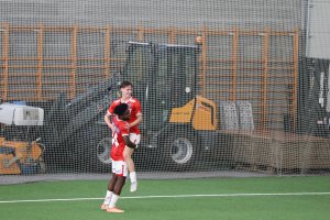 Knut-Erik Kjos, som her jubler med Eric Taylor etter mål i forrige hjemmekamp, scoret to for KIL 2 borte mot Volda.