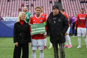 MOT MOBBING: Andreas Dybevik ble stemt frem som månedens KIL-spiller i september, og sammen med Maj-Britt Biller fra Odal Sparebank gir han pengene til Leif Munkelien fra Metalheads Against Bullying. 