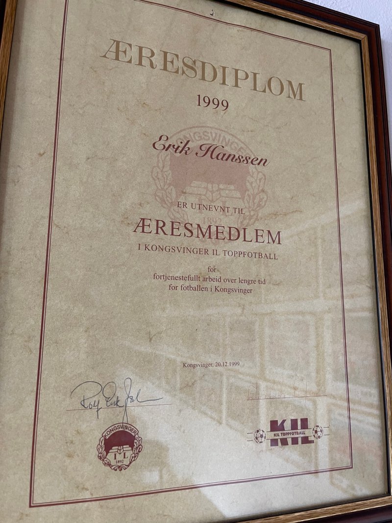 Æresdiplom: Erik "Skippern" Hanssen ble tildelt æresmedlemskap av KIL Toppfotball i 1999. Her er det synlige beviset som henger i peisestua på Gjemselund.