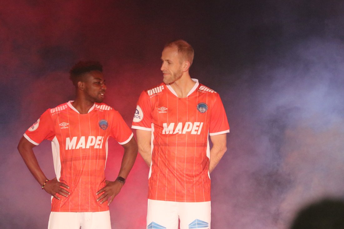 PRYDER DRAKTA: Årets KIL-drakt ble lansert på onsdagens Kick off. Mapei pryder som vanlig brystet. Her illustrert med Eric Taylor og Vegard Leikvoll Moberg.