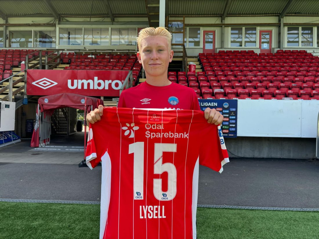 LYSELL 15: Vetle Lysell med drakta som bærer hans navn og nummer.