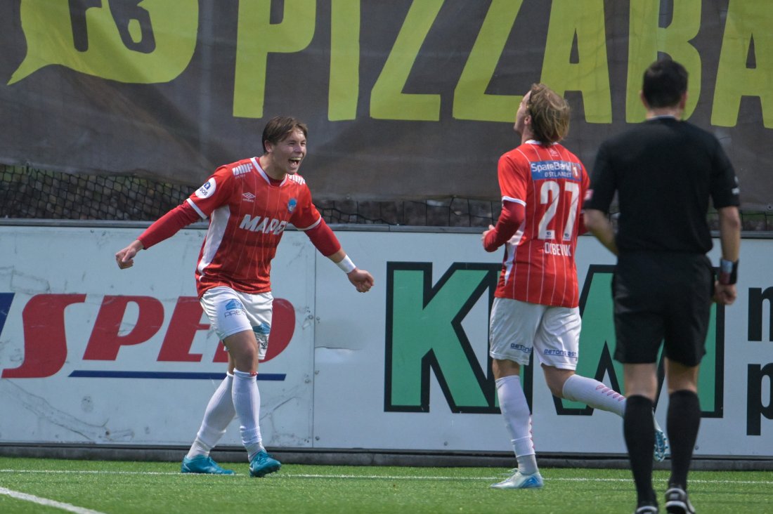 SCORET IGJEN: Jesper Grundt feirer med Andreas Dybevik. Foto: Marius Mykleset, Raufoss Fotball.