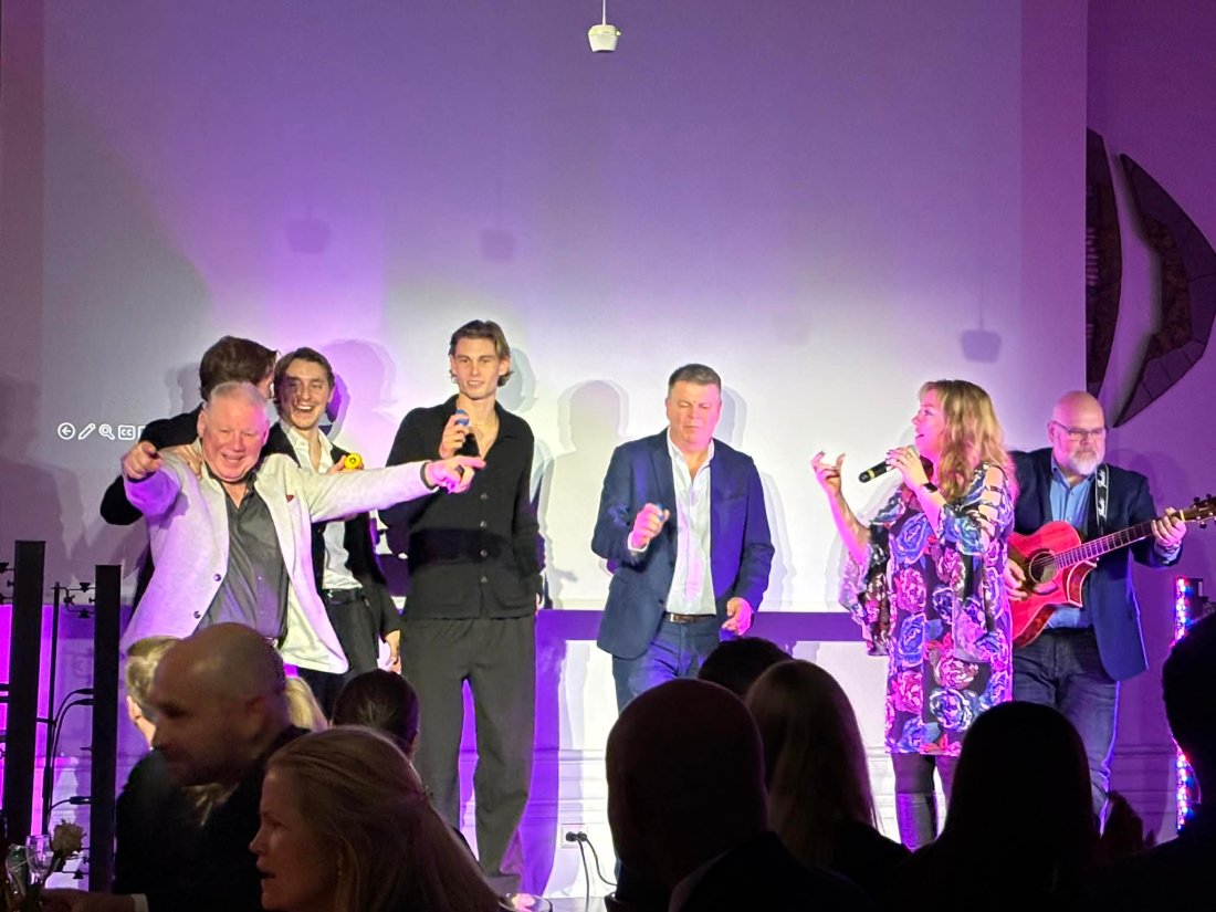 NYDELIG SANG OG SHOW: Ingunn Sørli bidro med vakker sangstemme, mens KIL-spillere og ikke minst kokken Sasha (t.v.) støttet og danset.