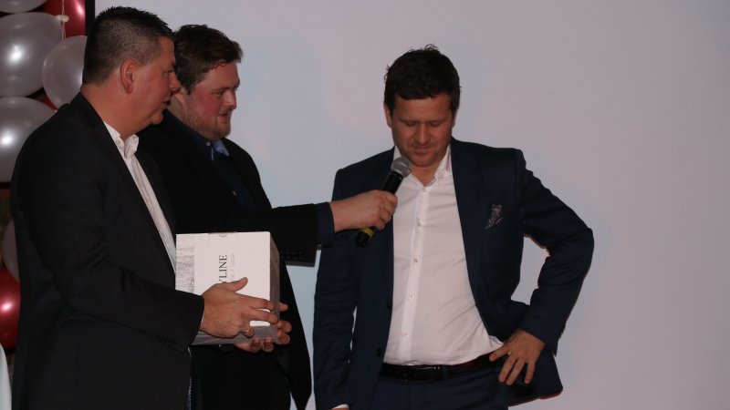 Årets samarbeidspartner: Markedsansvarlig Rune Lundgren delte ut prisen til årets samarbeidspartner Gunnar Holth Grusforretning, her representert ved Fredrik Holth.​