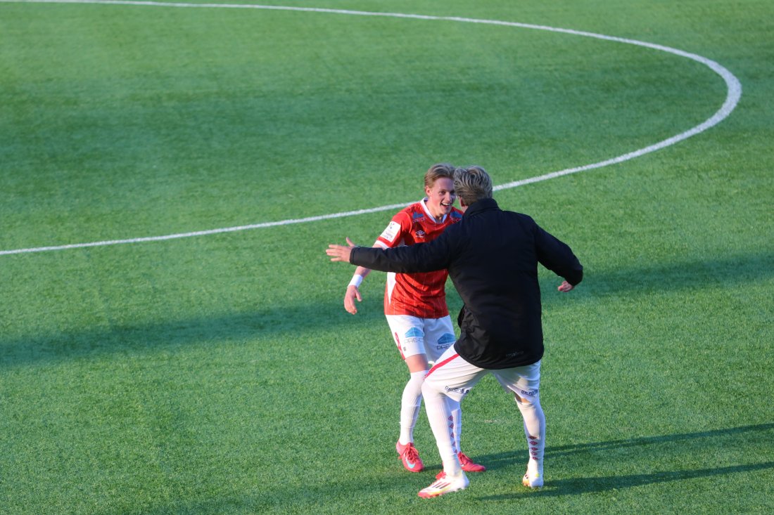 KIL-JUBEL: Elverum-gutten Armand Øverby startet kampen for KIL og fikk fra benken se at lagkameraten Sebastian Rovik Johansen ble matchvinner. Etter kampen stormet han ut for å gi kompisen en velfortjent klem. 