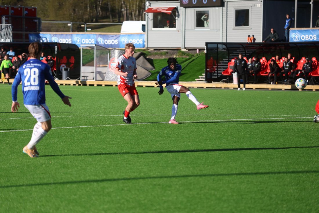 FIRE STRAKE: Her smeller Daniel Job inn sin fjerde scoring på like mange kamper. 