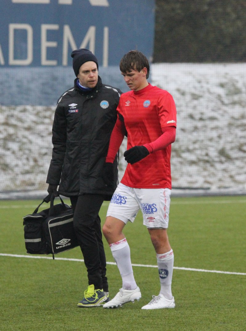 Adrian Ovlien måtte ut med skade.