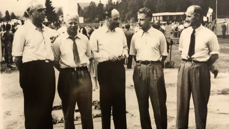 Byggekomitéen (1953): f.v. Magnus Ljøstad, Knut Broen, Alf Skyberg, Per Brandvold og Bjarne Engebretsen.