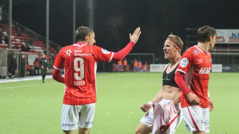  Joacim Holtan og Lucas Ravn-Haren var i fyr og flamme da KIL slo Hødd 3-0. På det siste målet ble det enda hetere i høstmørket.  