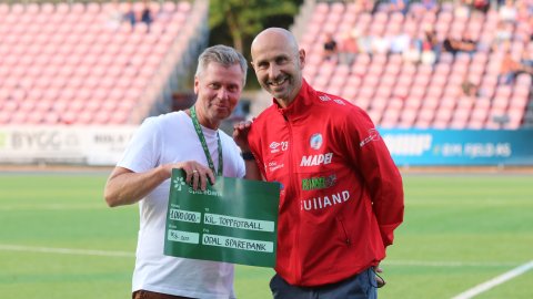  I pausen på kampen mellom KIL og Mjøndalen mottok styreleder Jon Inge Høiland på vegne av KIL Toppfotball en gavesjekk fra hovedpartner Odal Sparebank.  